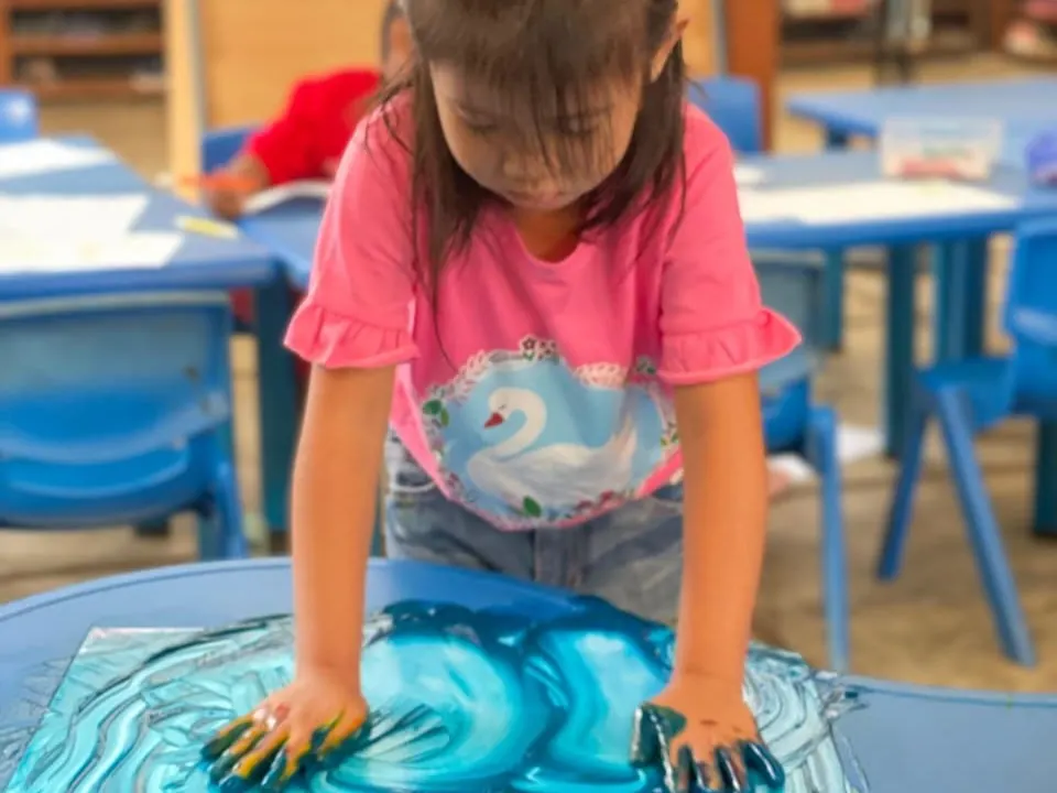 Suasana kegiatan di Sentra Bahan Alam