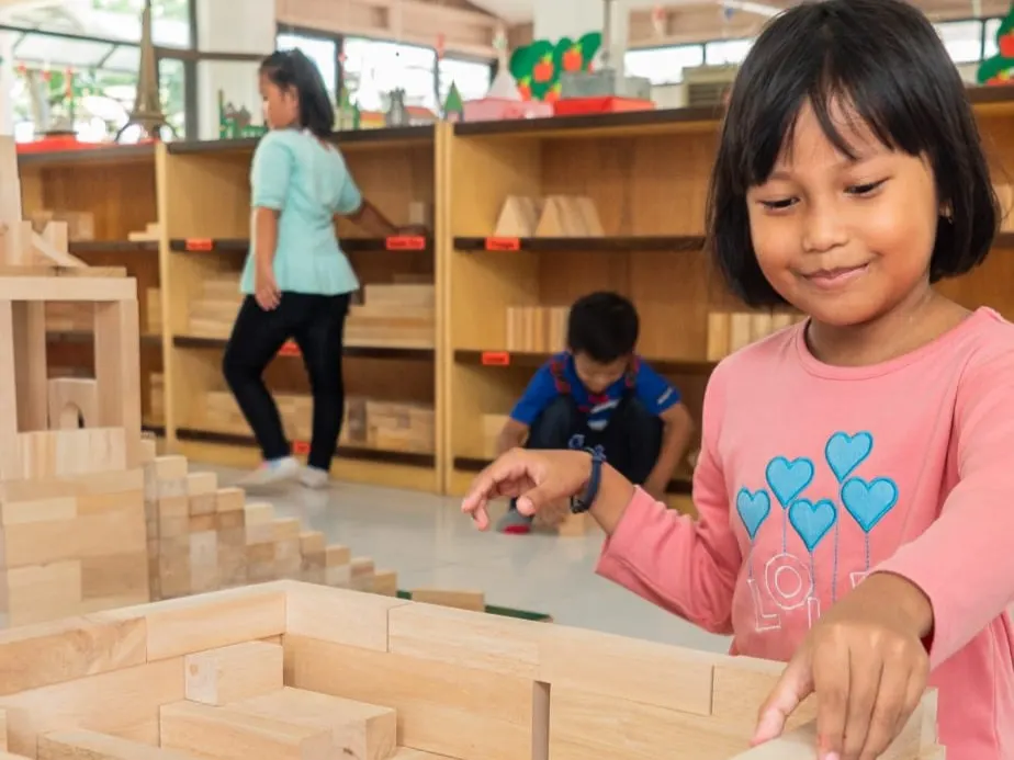 Anak-anak sedang membangun bangunan dari balok