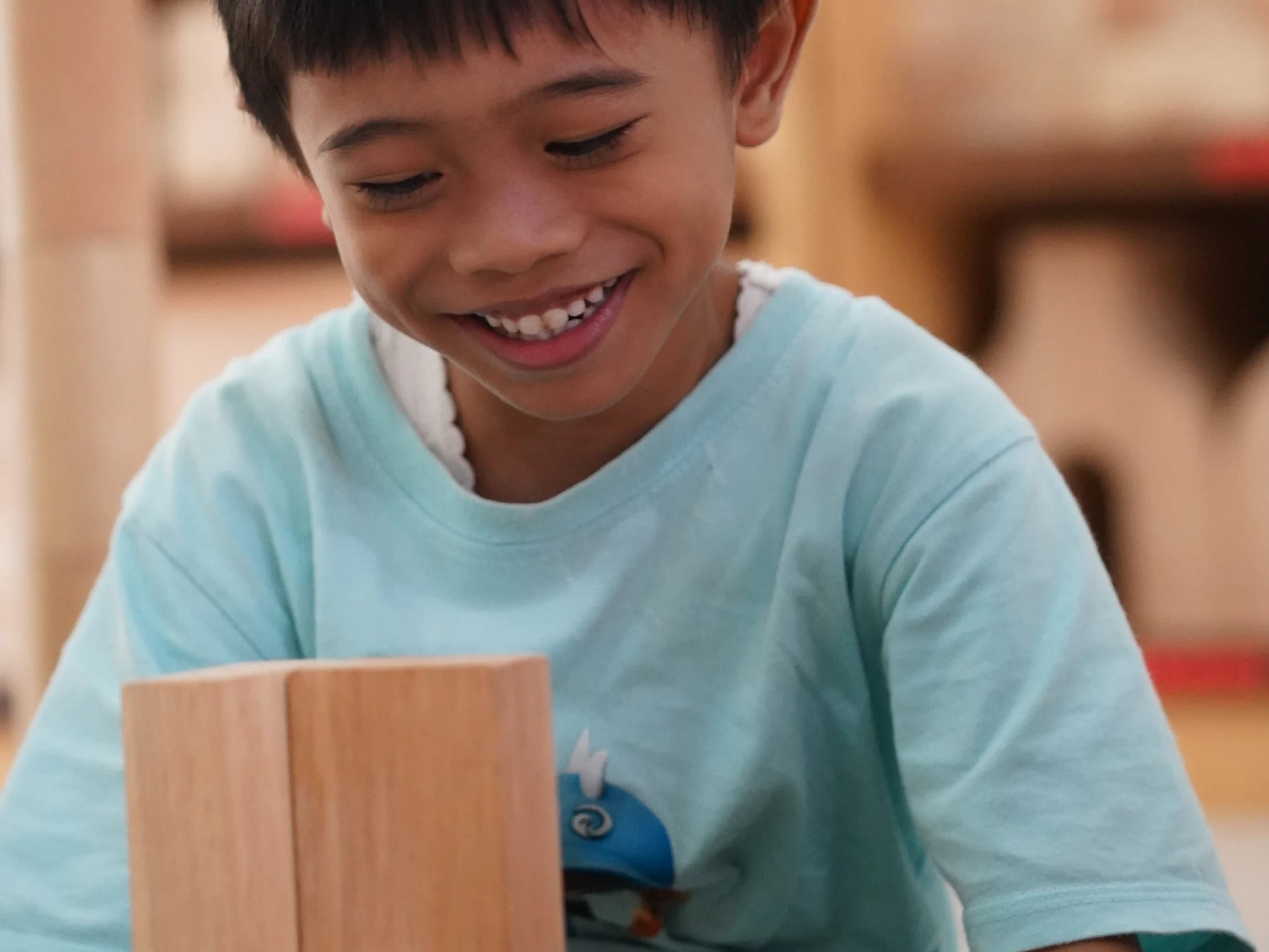 Anak-anak sedang membangun bangunan dari balok