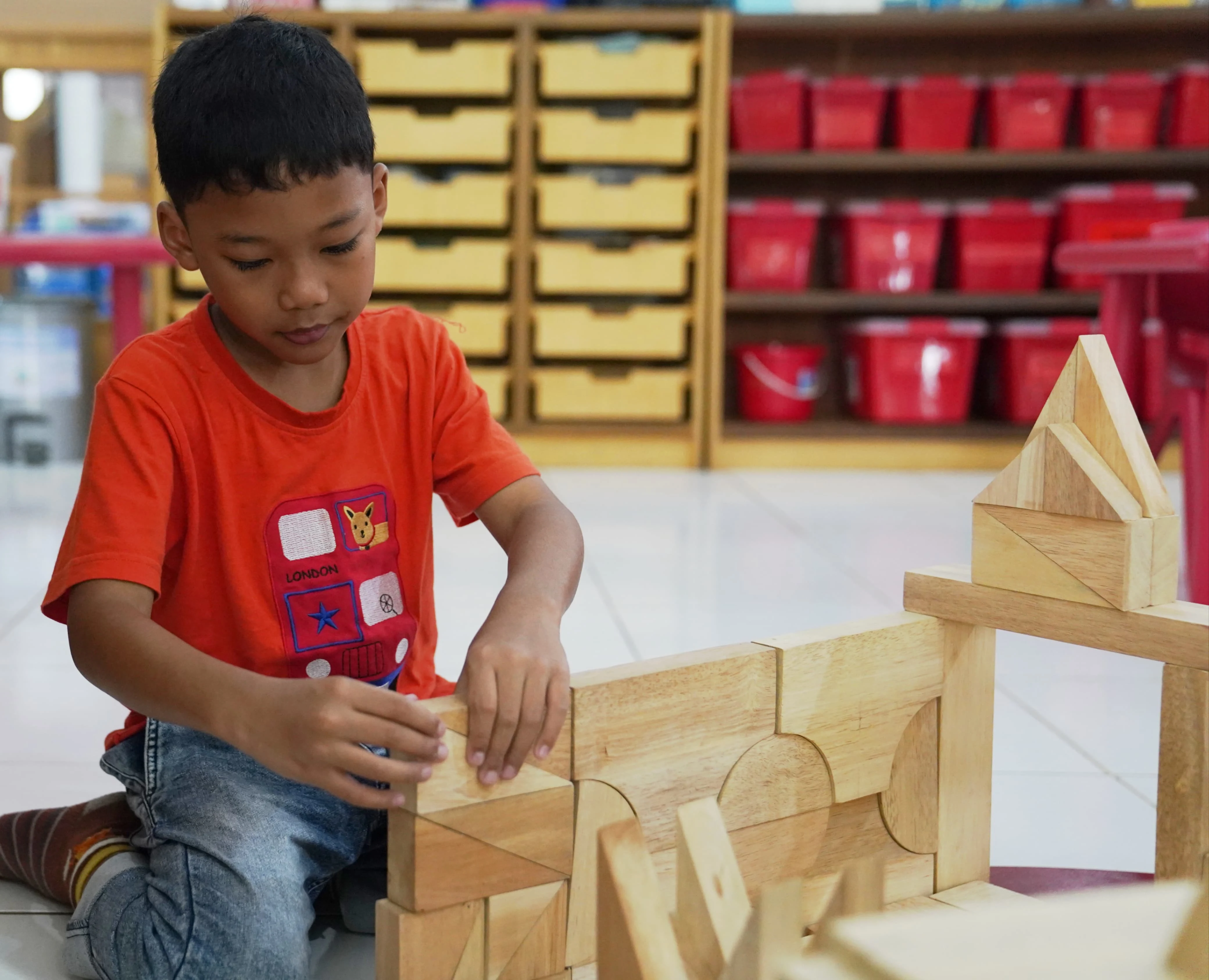 Anak-anak sedang membangun bangunan dari balok