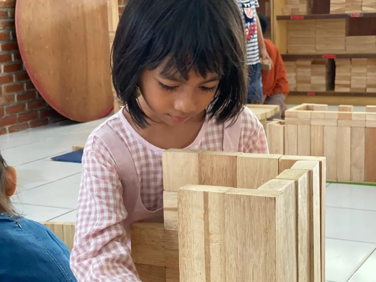 Anak-anak sedang membangun bangunan dari balok