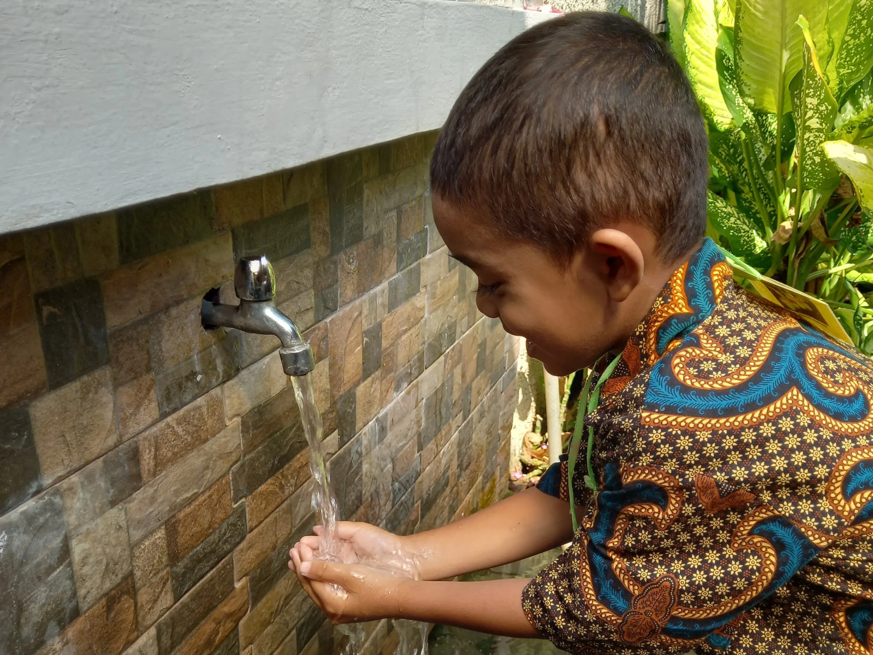 Anak sedang berwudhu