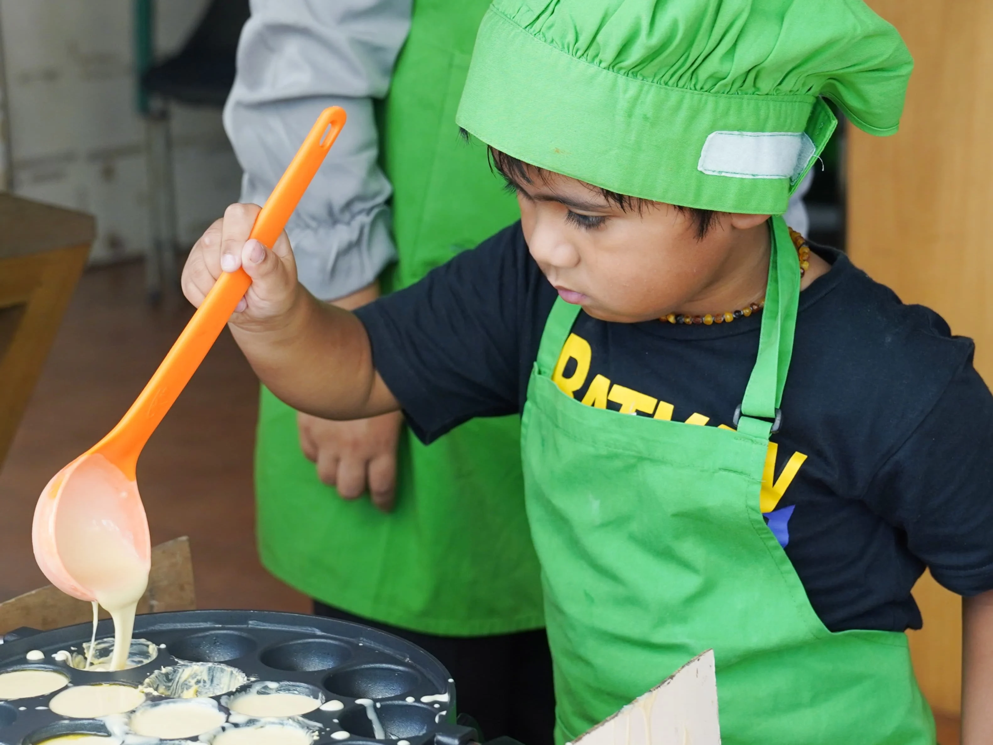 Anak-anak sedang belajar memasak