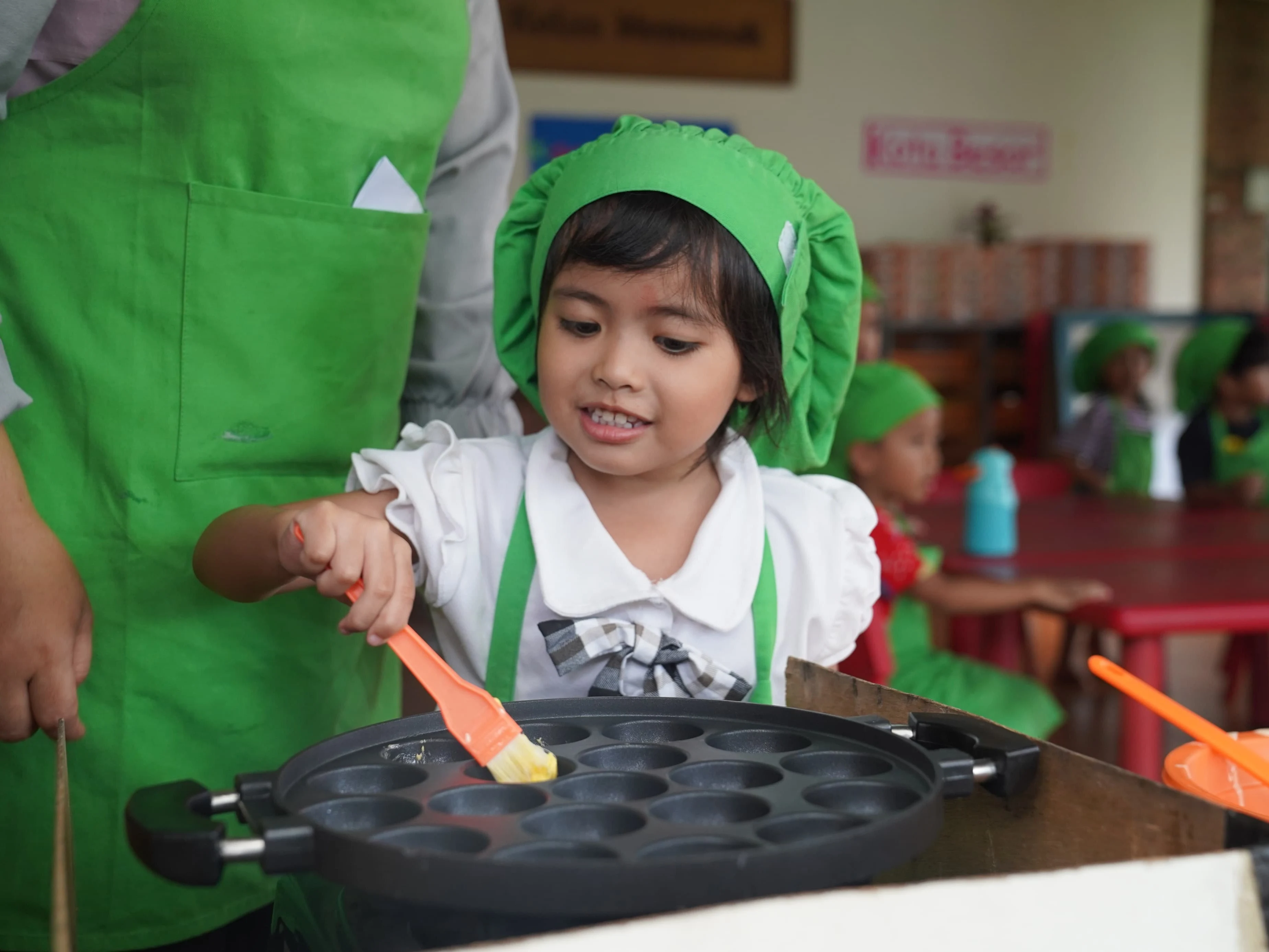 Anak-anak sedang belajar memasak