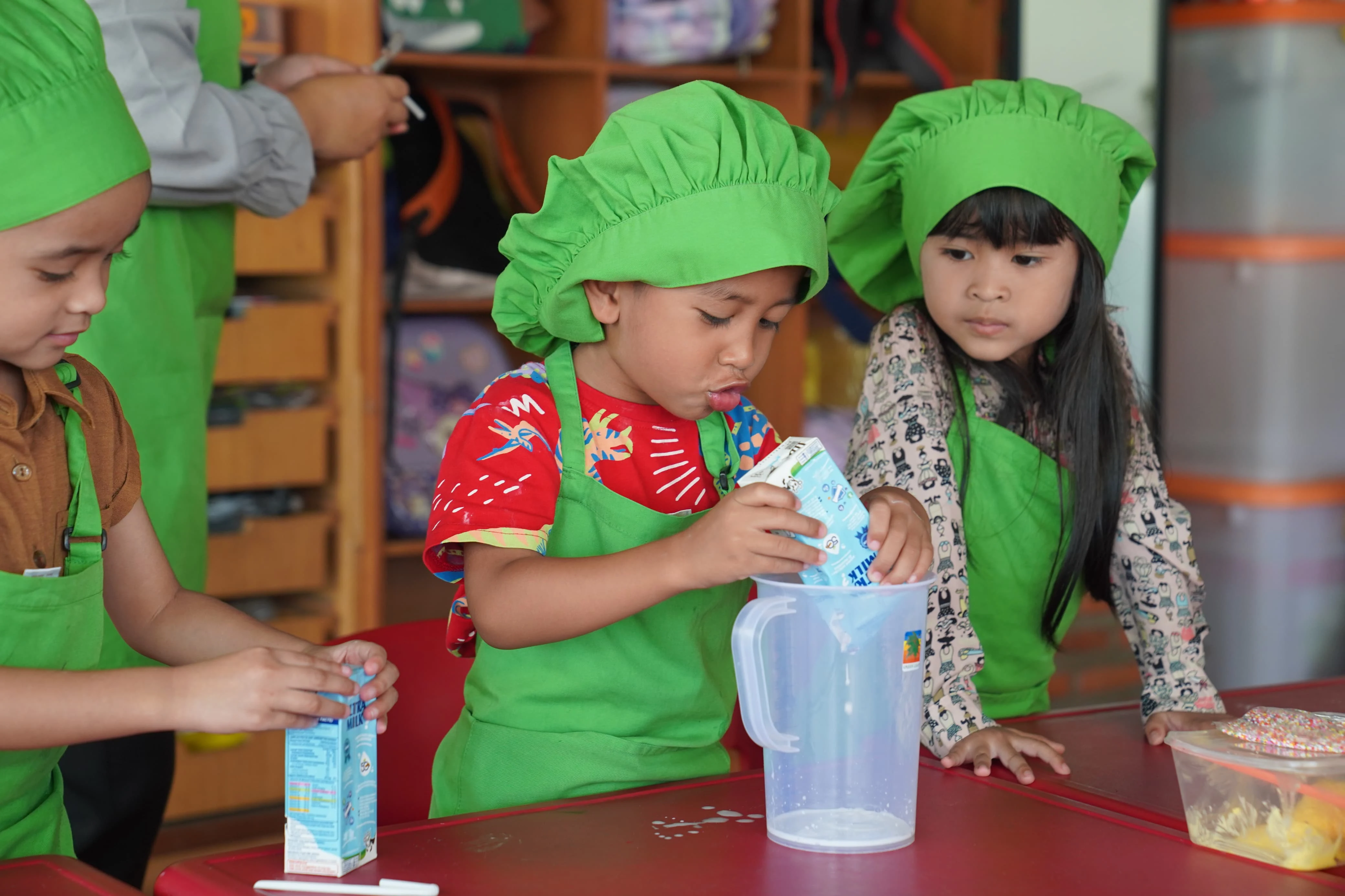 Anak-anak sedang belajar memasak