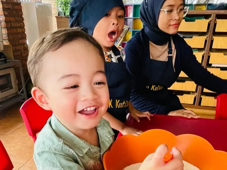 Anak-anak sedang belajar memasak