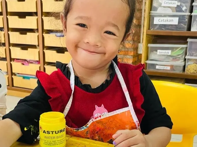 Anak-anak melukis bersama