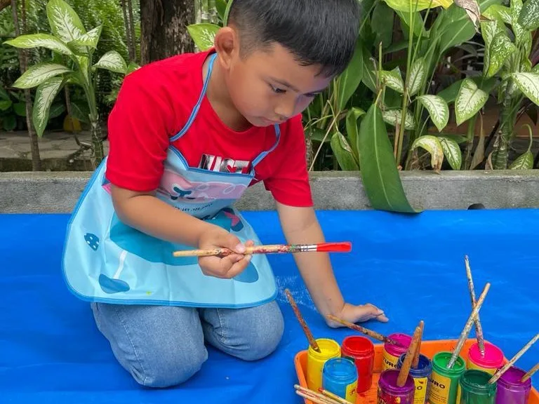Anak-anak melukis bersama