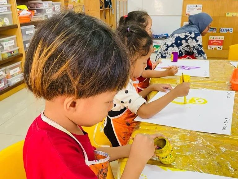 Anak-anak melukis bersama