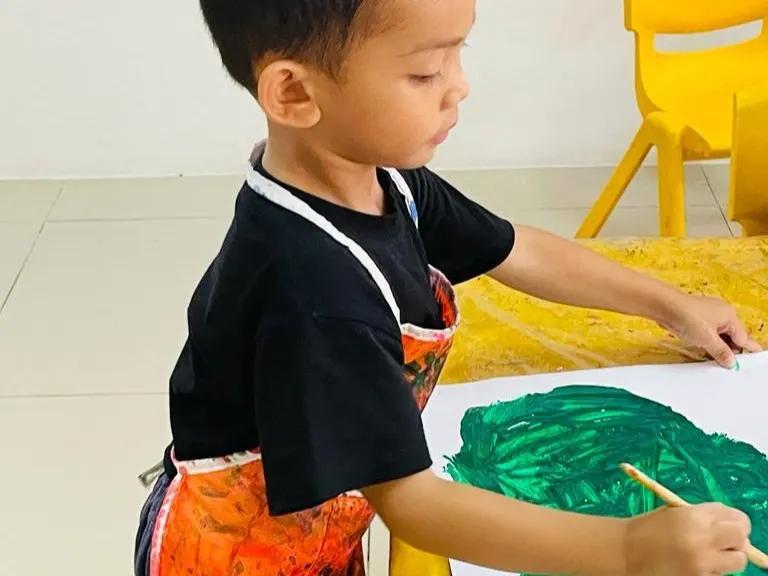 Anak-anak melukis bersama