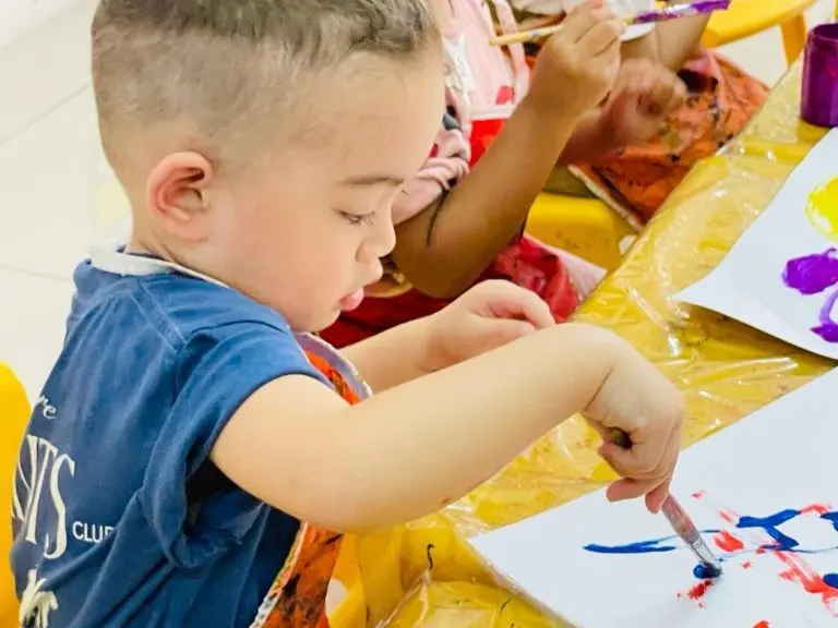 Anak-anak melukis bersama