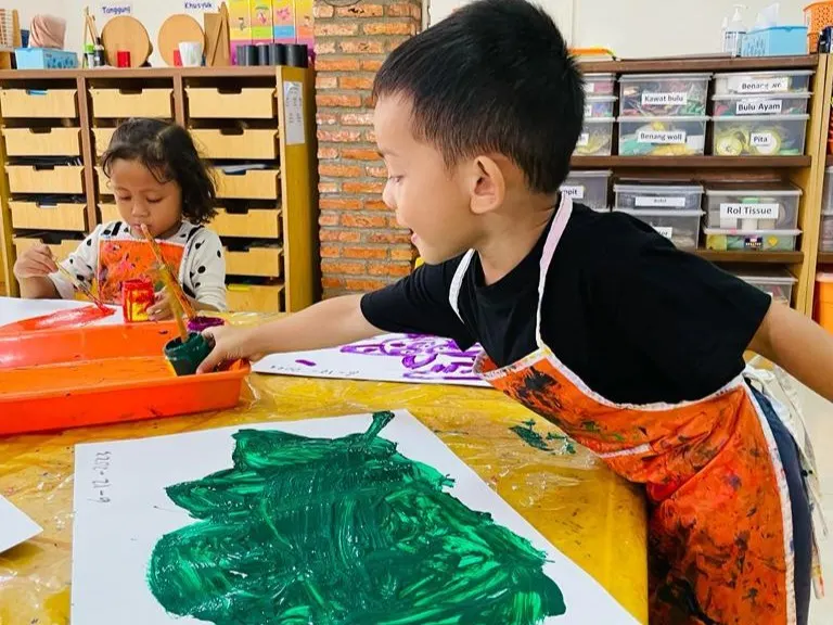 Anak-anak melukis bersama