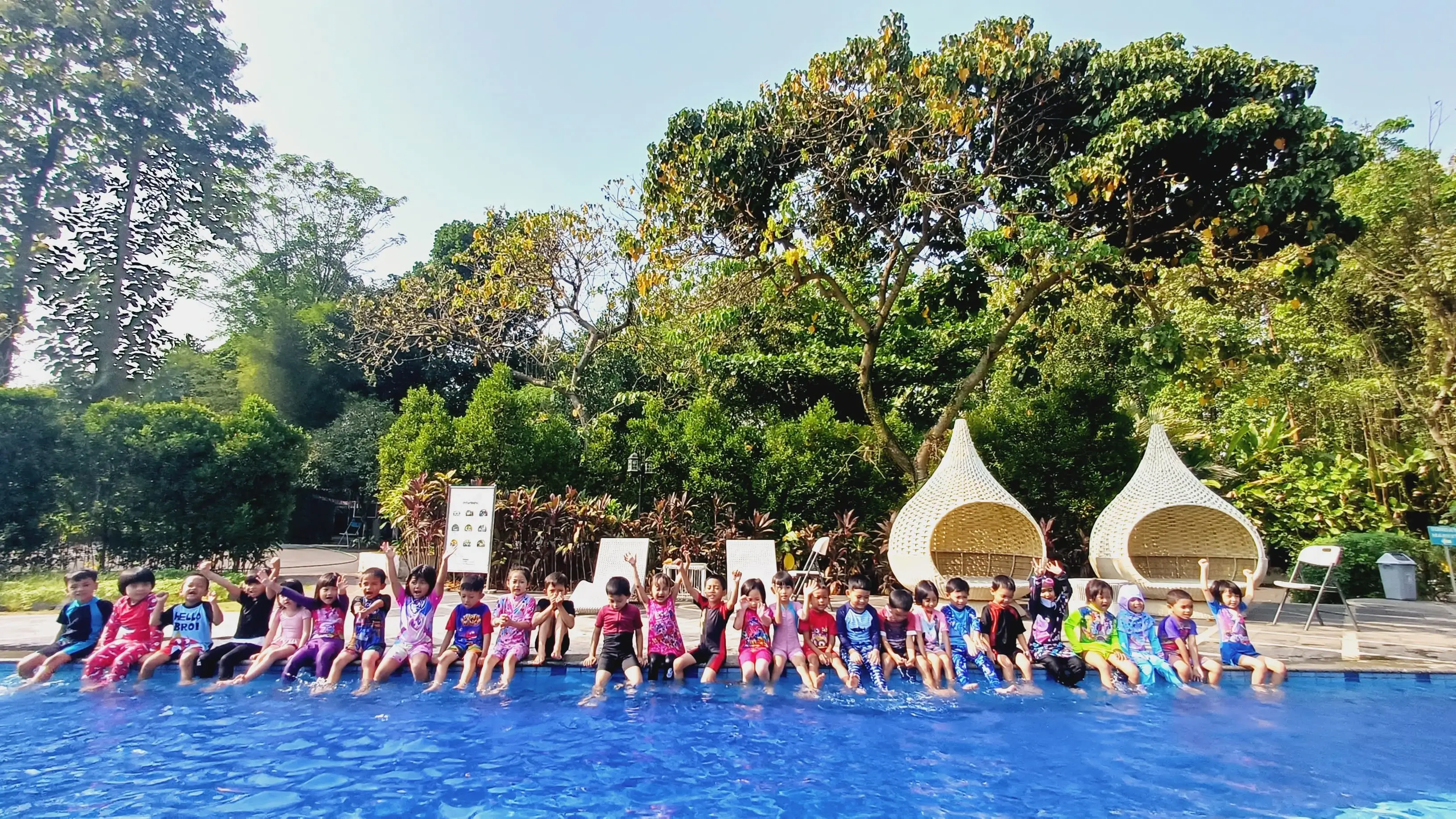 Suasana kegiatan berenang