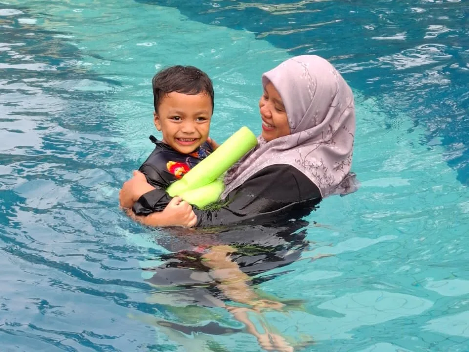 Suasana kegiatan berenang