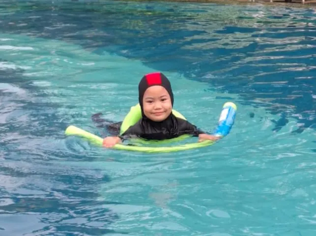 Suasana kegiatan berenang