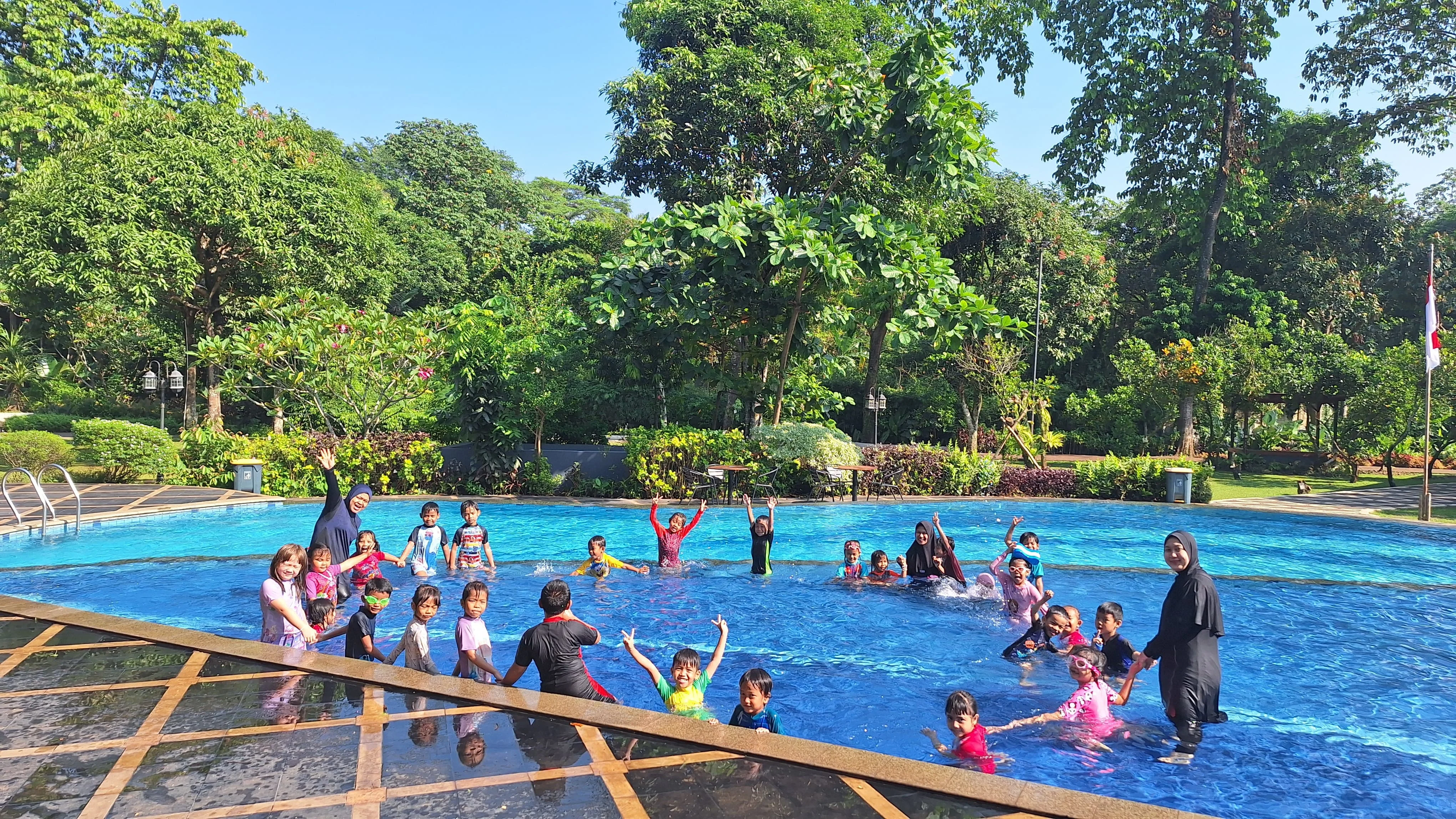 Suasana kegiatan berenang