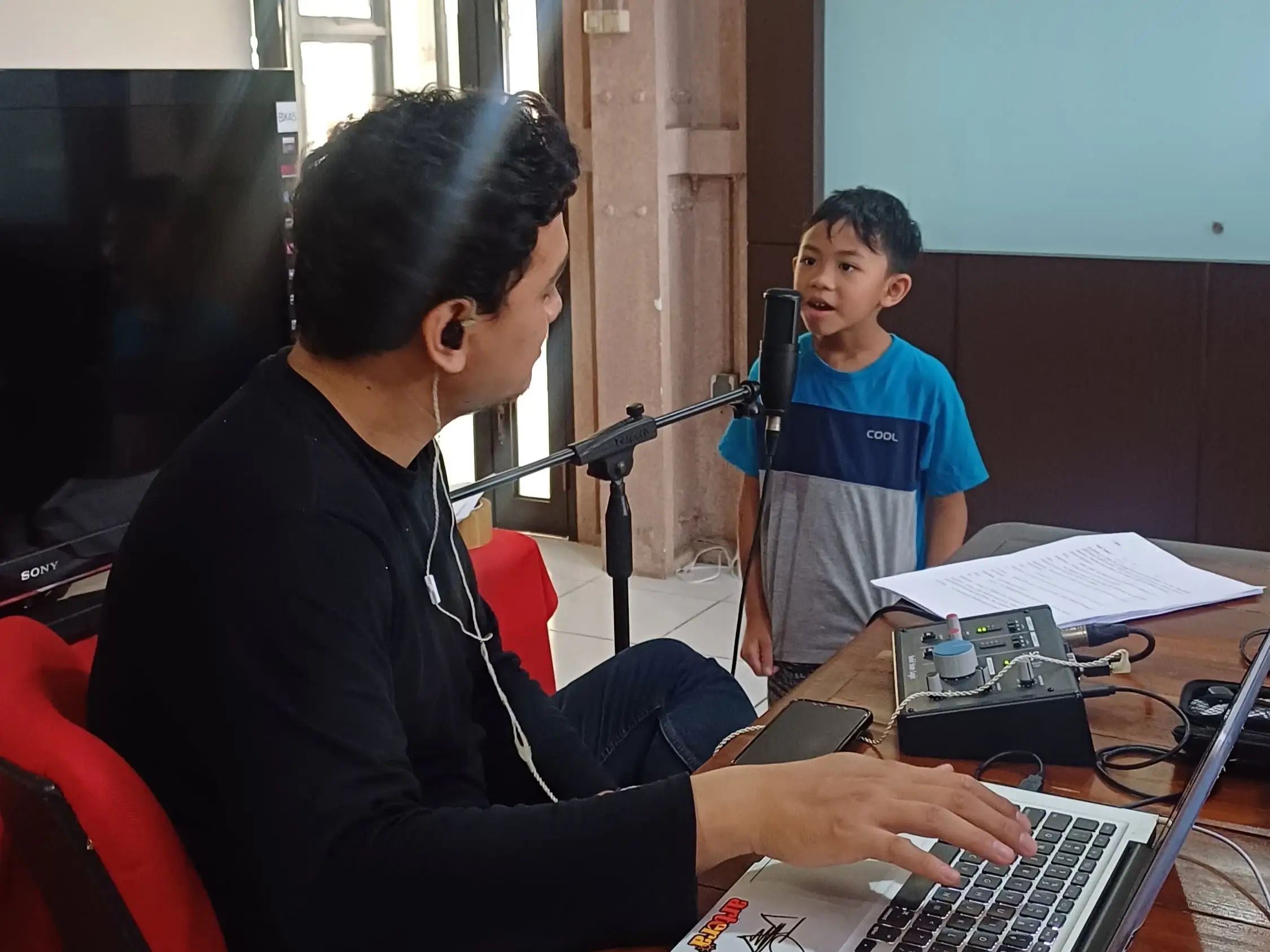 Anak belajar vokal di kelas musik