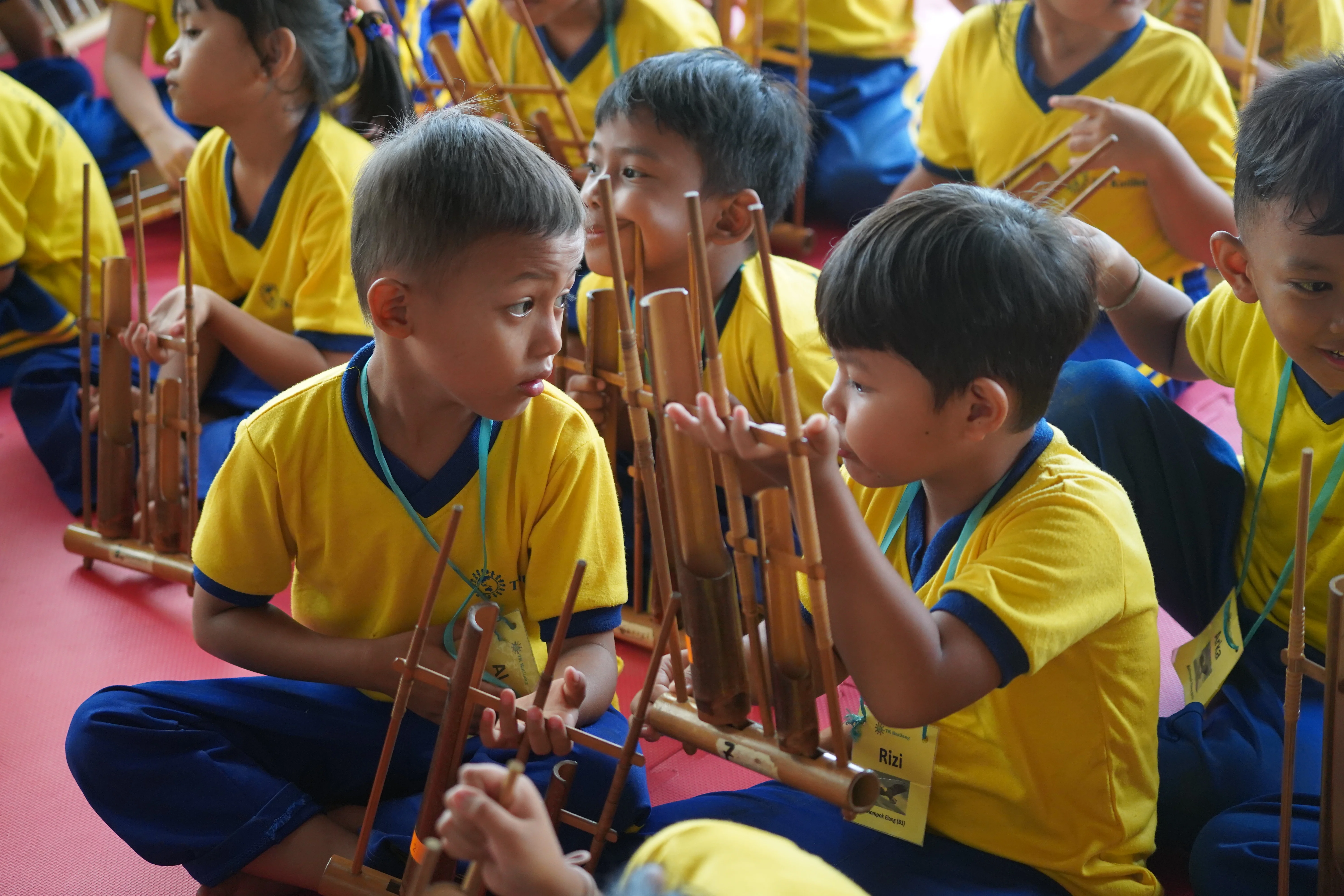 Anak-anak bermain angklung