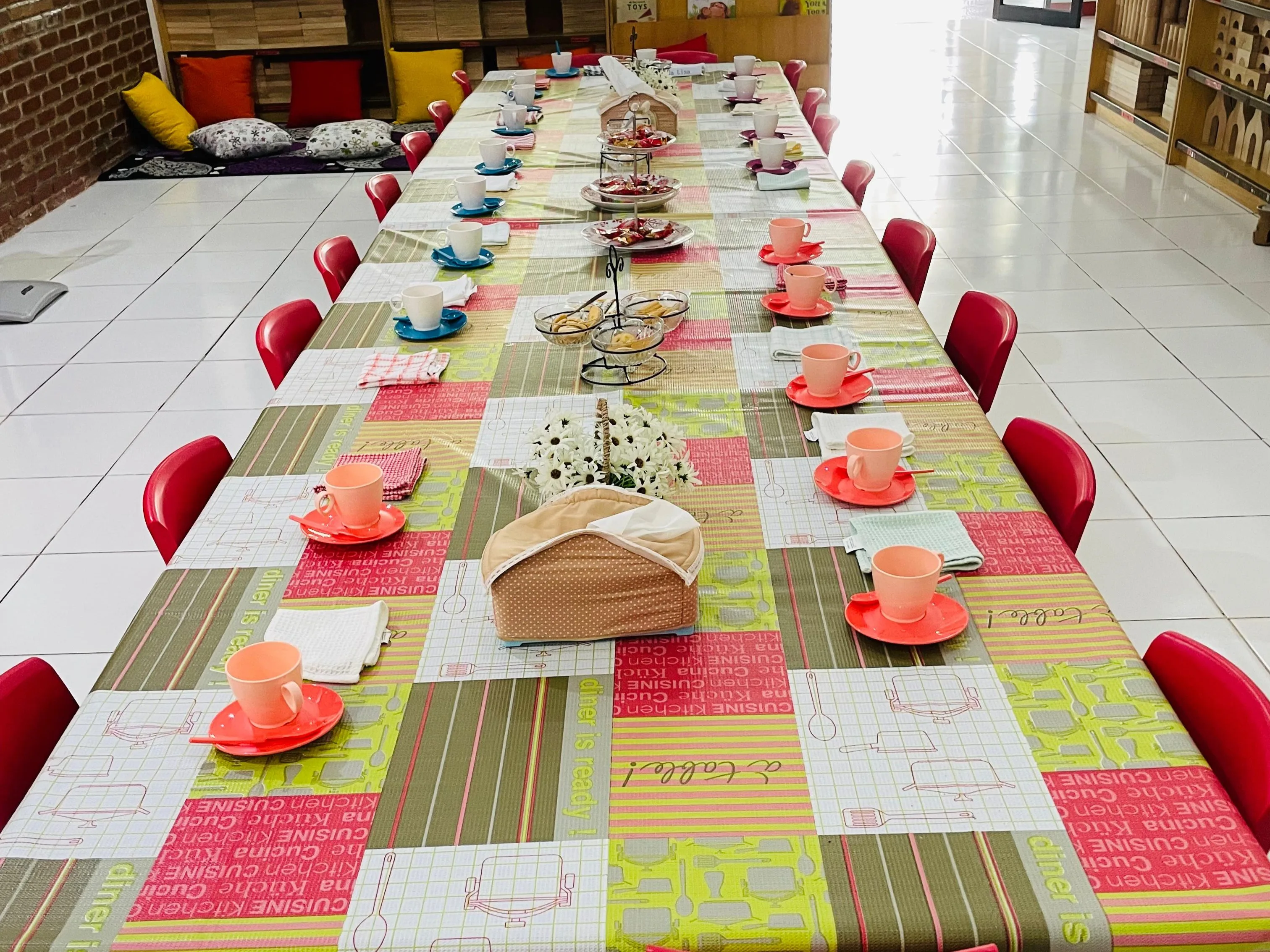 Meja panjang untuk acara minum teh