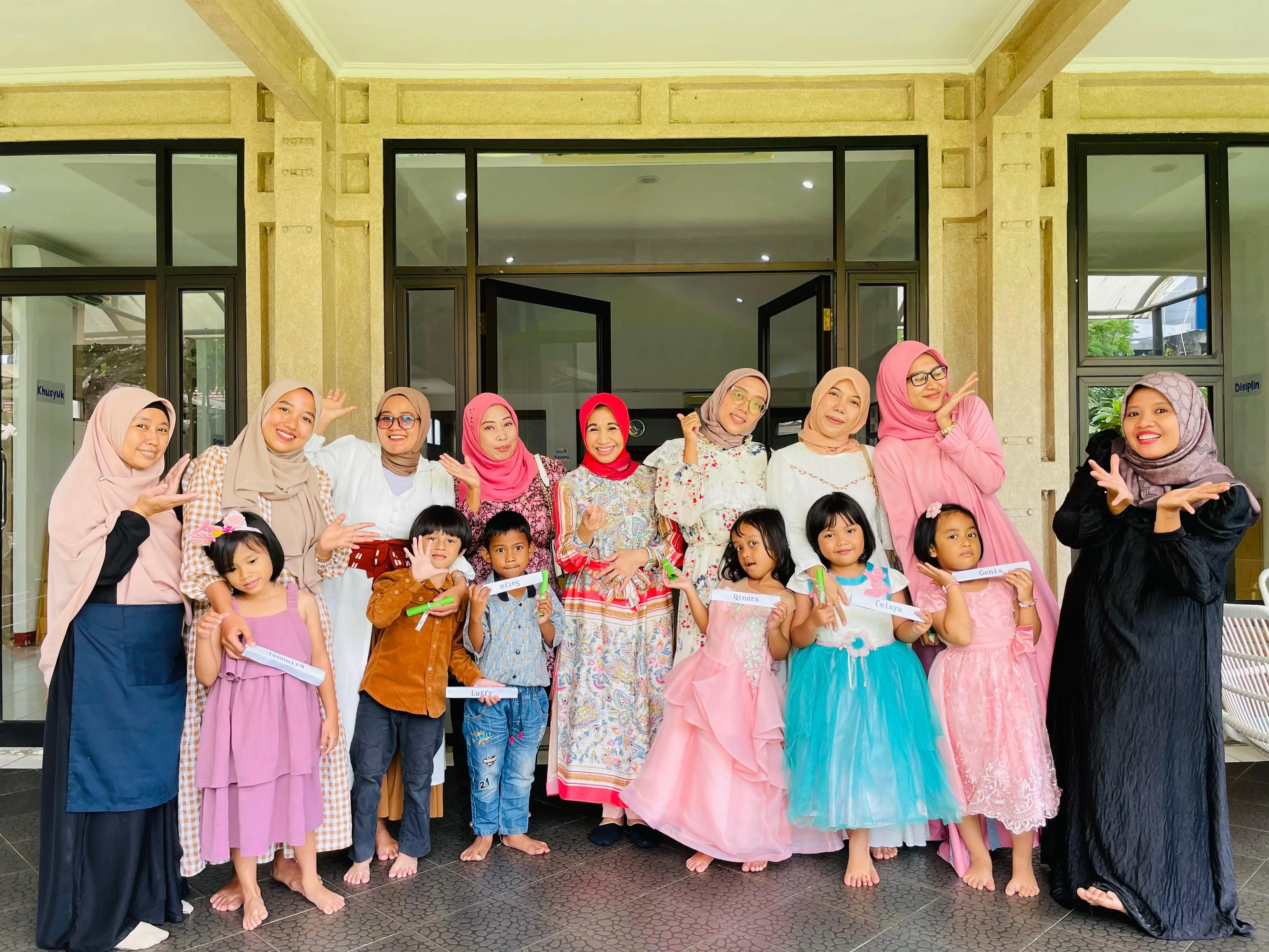 Foto bersama di acara minum teh bersama ibu