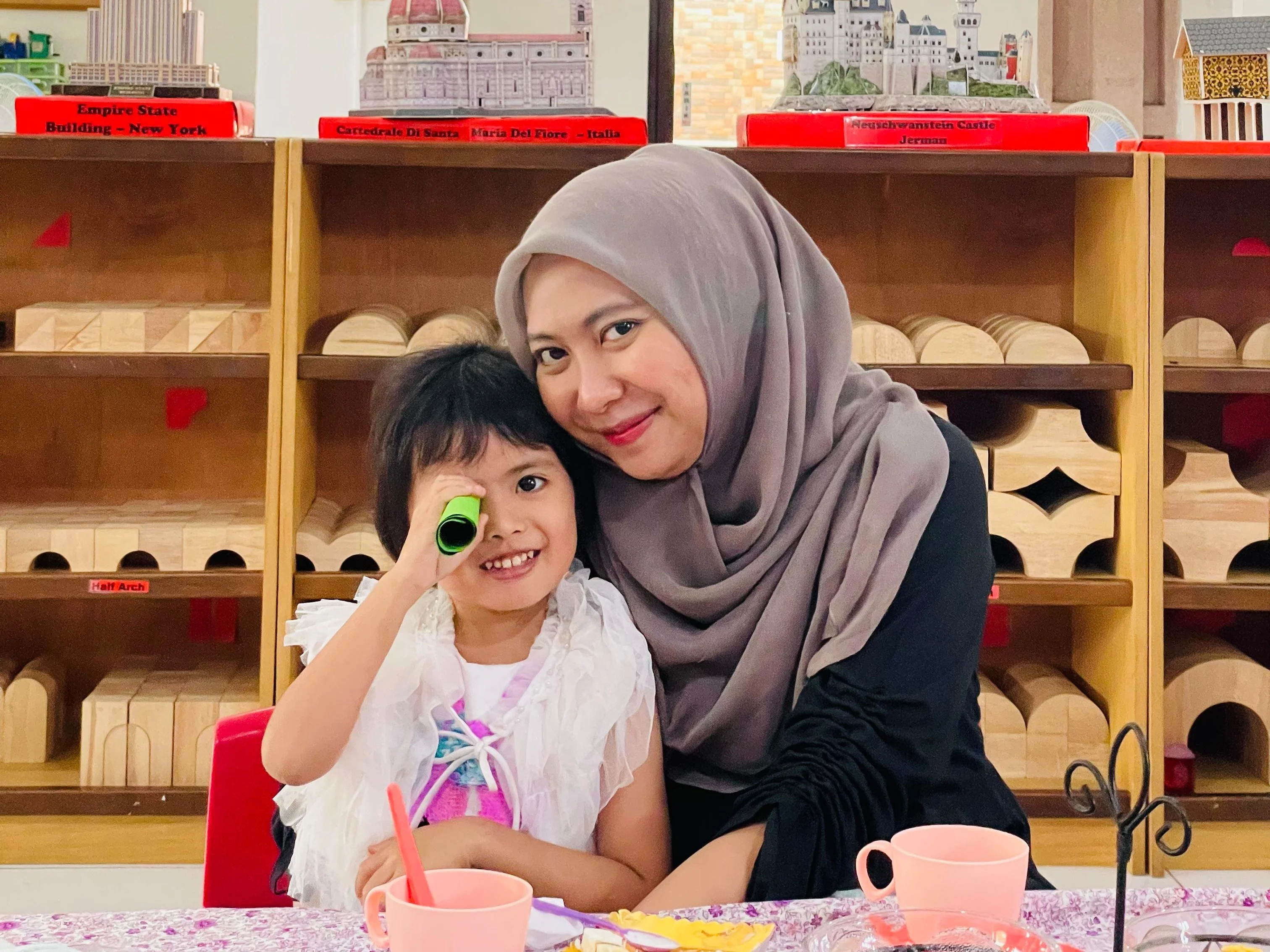 Ibu dan anak dalam acara minum teh