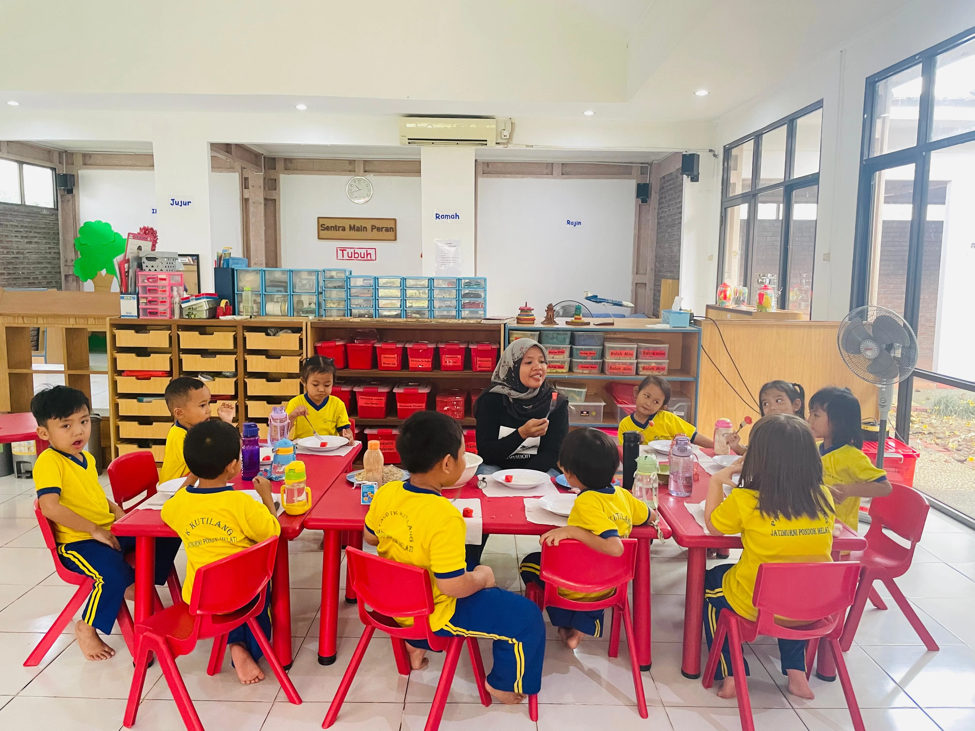 Suasana kegiatan pendidikan makan sehat